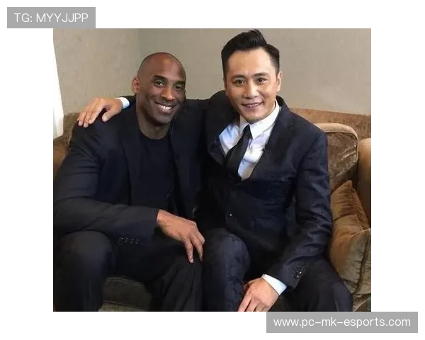 素人幸运与足球球星亲密合影，现场瞬间引发粉丝疯狂尖叫和掌声